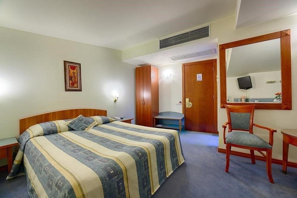 Duke Romana Center 3*