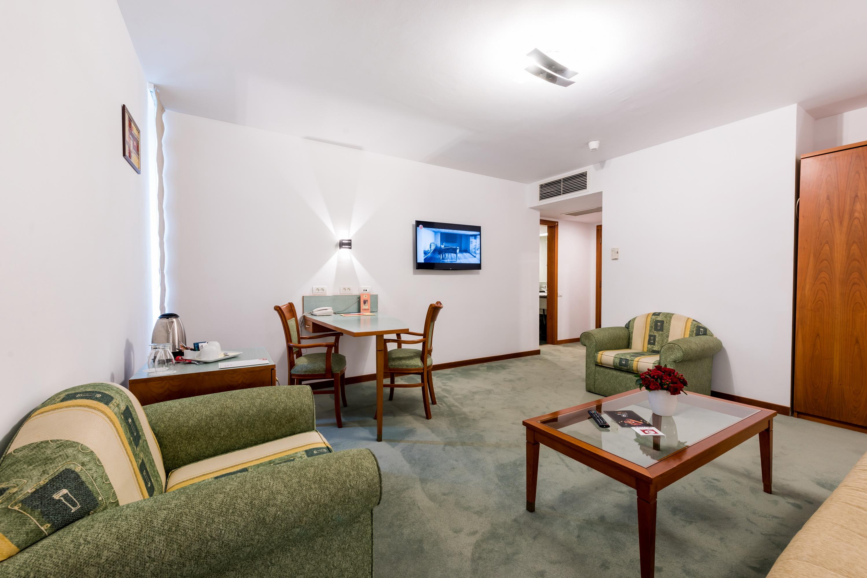 Duke Romana Center 酒店